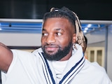 Allan Saint-Maximin saluda a la afición del América en el Aeropuerto Internacional de la Ciudad de México.