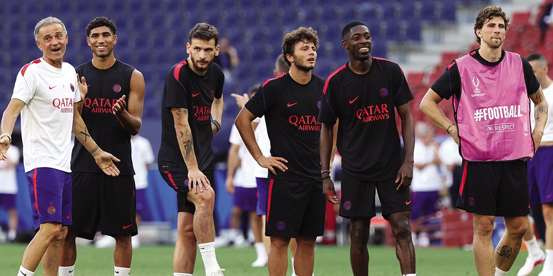 Luis Enrique sonríe y entrena con sus jugadores, ayer.