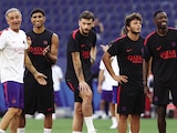 Luis Enrique sonríe y entrena con sus jugadores, ayer.