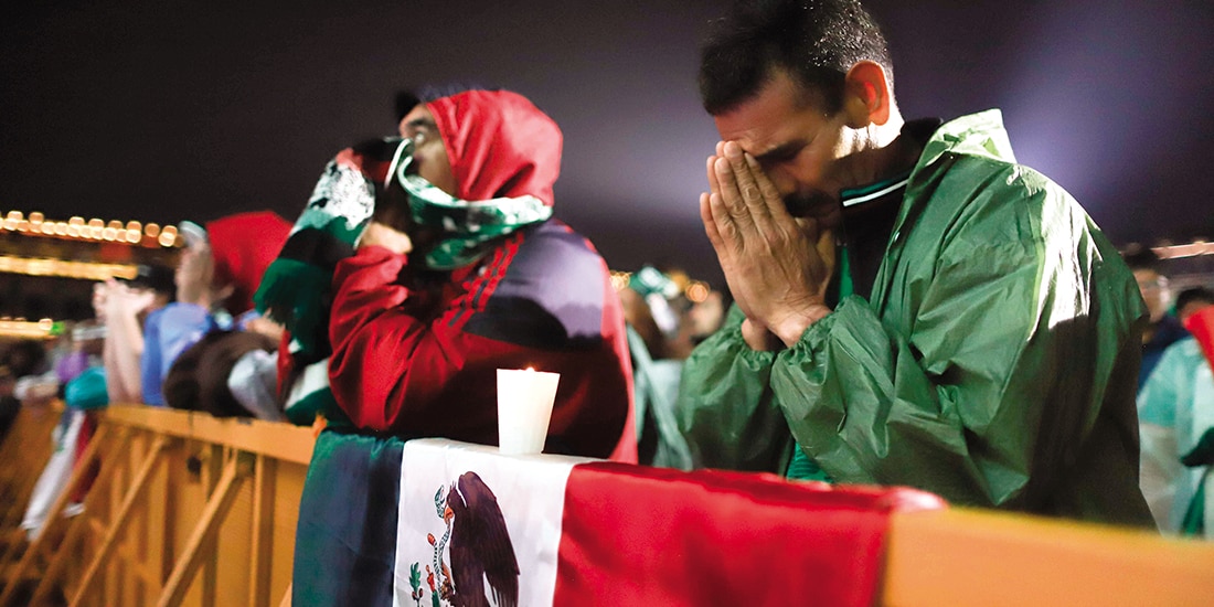 Aficionados mexicanos, el domingo, rezan por el partido entre la Selección contra Inglaterra.