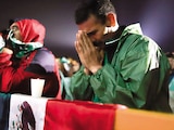 Aficionados mexicanos, el domingo, rezan por el partido entre la Selección contra Inglaterra.