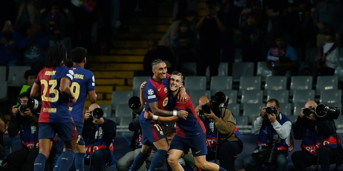 Raphinha celebra con sus compañeros uno de sus goles en la victoria del Barcelona sobre el Bayern Múnich en la Champions Legue.