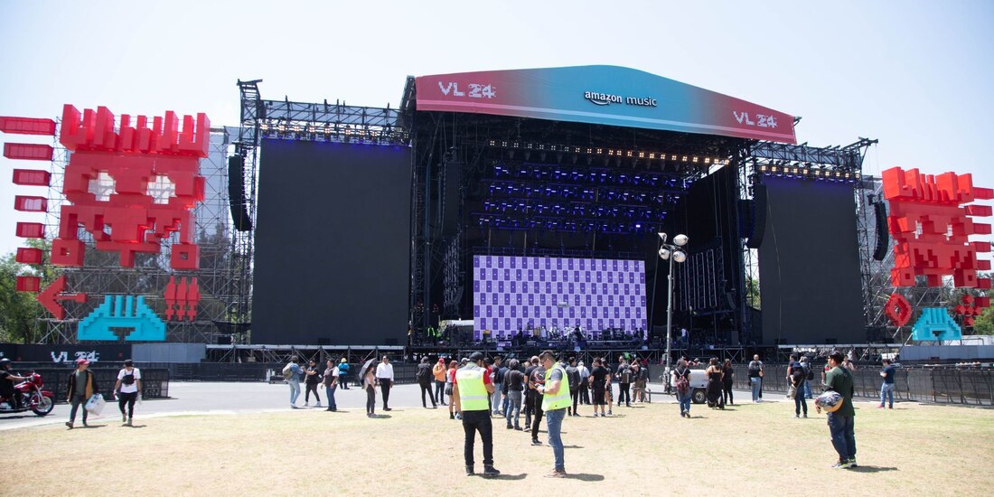 Montaje de escenarios del Vive Latino.