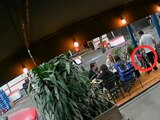 Un sujeto robó el bolso de una clienta en un restaurante de la Roma.