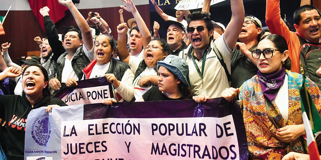 Trabajadores irrumpen en el Senado contra la reforma judicial, el 10 de septiembre del 2024.
