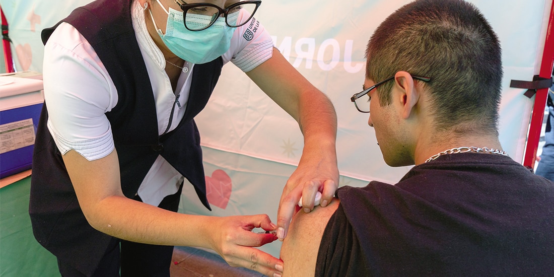 UNA ENFERMERA vacuna contra sarampión a un joven en un módulo del Bosque de Chapultepec, el pasado 8 de febrero