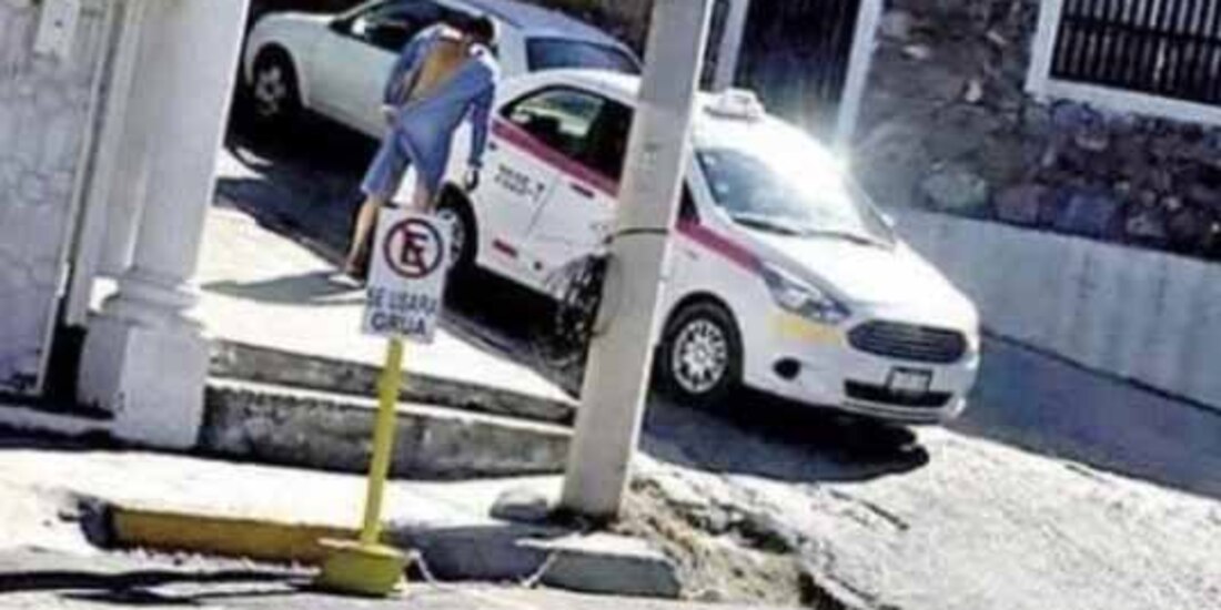 Un paciente, aún con bata, aborda un taxi en calles de Saltillo, luego de escaparse del hospital.