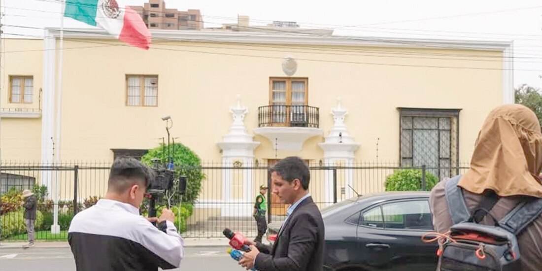 Perú reforzó la seguridad de la embajada de México, el 26 de diciembre.