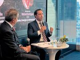 El gobernador Mauricio Vila (centro), ayer, en un foro en Nueva York.