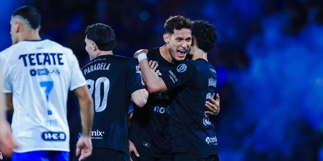 Jesús Orozco Chiquete festeja su gol en el triunfo de Cruz Azul sobre Monterrey.