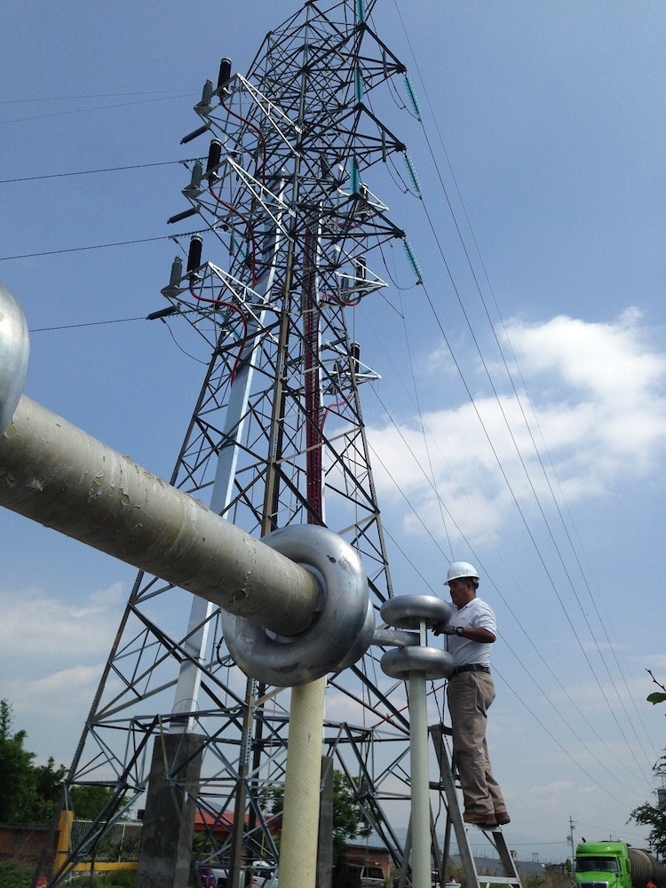 Técnicos especializados de la CFE realizan pruebas de desempeño en el LAPEM para garantizar la calidad de los equipos.