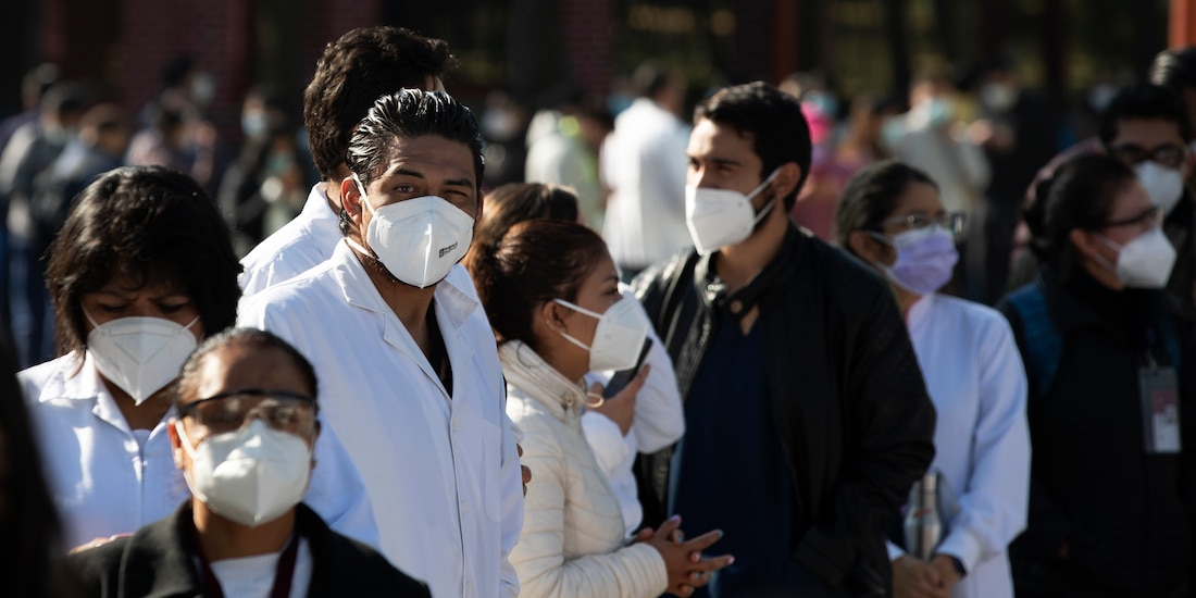Trabajadores de la salud esperan recibir la vacuna contra el Covid-19, en la Ciudad de México.