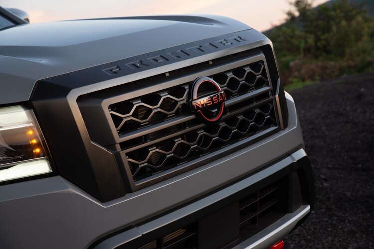 Cuenta con motor 3.8L de 6 cilindros, el más potente del sub-segmento de pick ups medianas con 310 hp/ 281 lb-pie, nueva transmisión automática de 9 velocidades, capacidades off-road con bloqueo de diferencial trasero electrónico, tracción 4x4 con Shift on The Fly, suspensión con amortiguadores de la marca Bilstein, llantas de 17” todoterreno