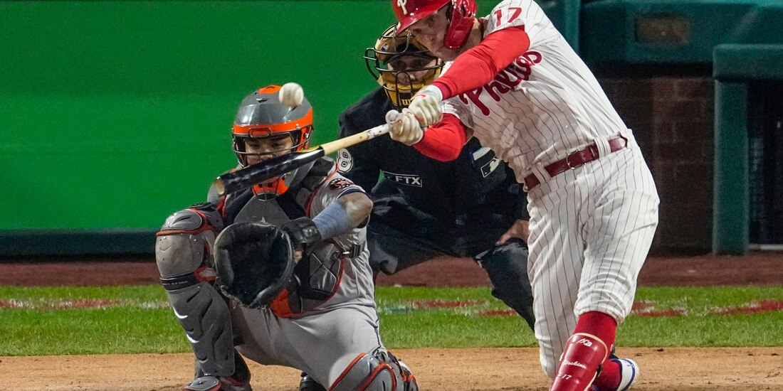 Rhys Hoskins, de los Phillies, conecta un homerun contra Astros, durante la quinta entrada del Juego 4 de la Serie Mundial de la MLB.