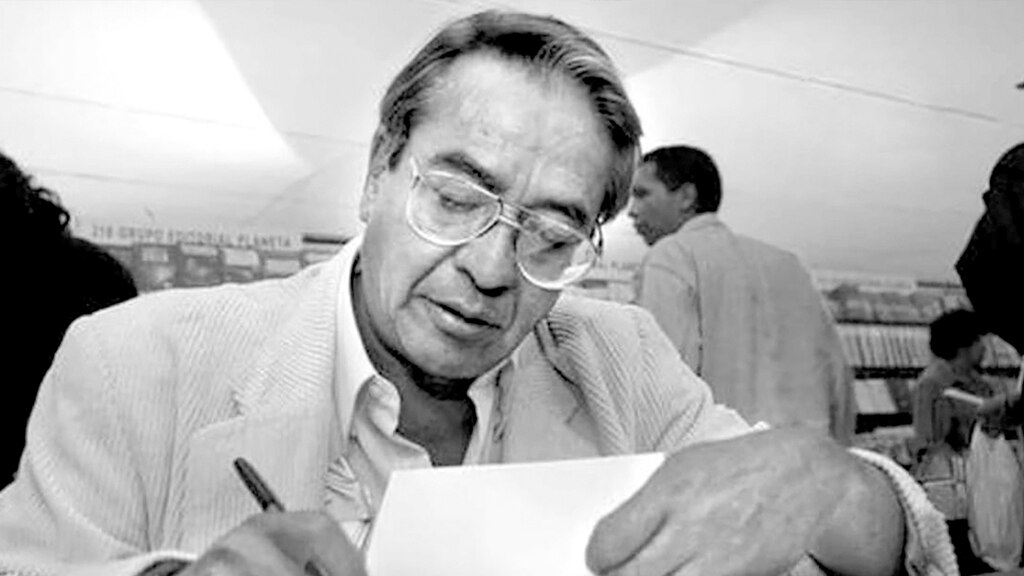 Se mantuvo siempre cercano a sus lectores, hablando con ellos, dedicándoles libros, tratándolos de "mi cuate".