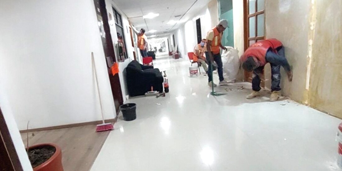Trabajadores renuevan los espacios.