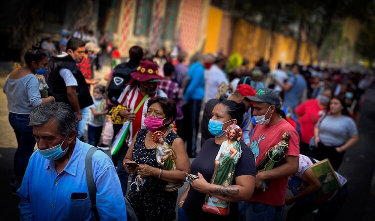 Devotos a San Judas Tadeo, hacia la iglesia de San Hipólito, ayer.