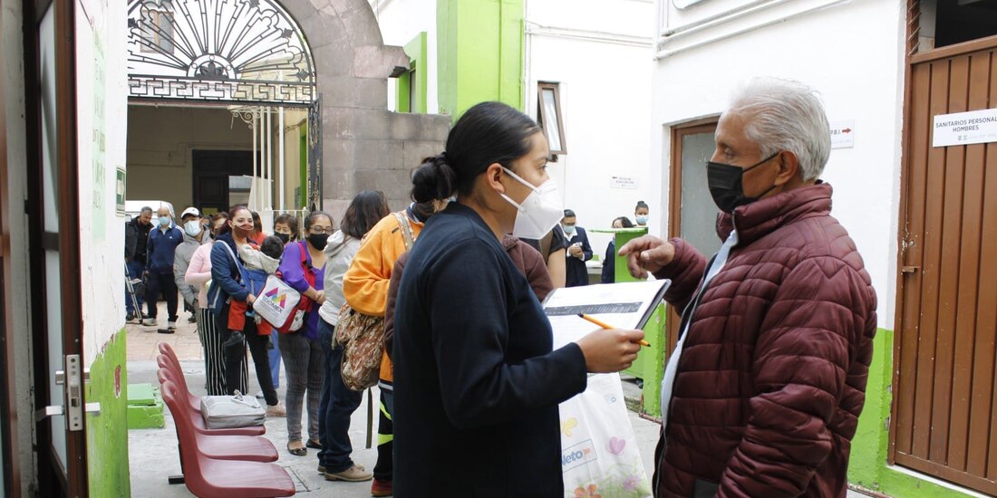 En algunos Centros de Salud se registraron filas ayer para obtener protección contra la influenza o refuerzo anti Covid-19.