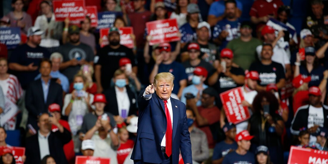 El presidente Donald Trump, que busca la reelección, pronuncia un discurso durante un acto de campaña en el Centro BOK en Tusla, Oklahoma.