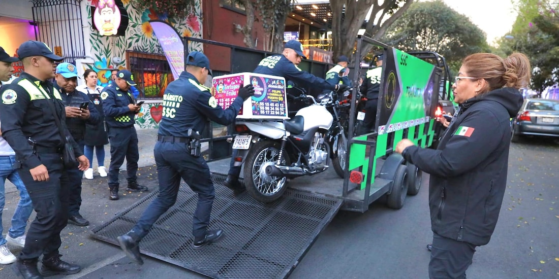 Autoridades de la alcaldía y la SSC supervisan el retiro de obstáculos en las inmediaciones del centro de Coyoacán.