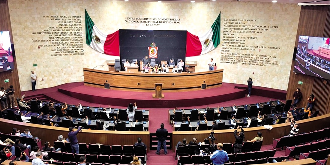 El congreso de Oaxaca al votar en sesión extraordinaria, ayer.