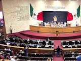 El congreso de Oaxaca al votar en sesión extraordinaria, ayer.