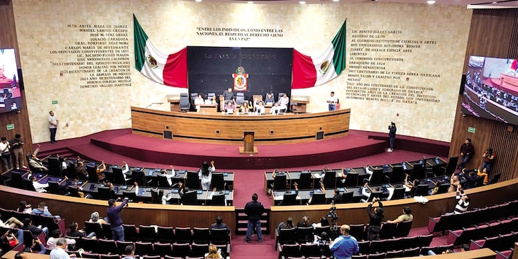 El congreso de Oaxaca al votar en sesión extraordinaria, ayer.