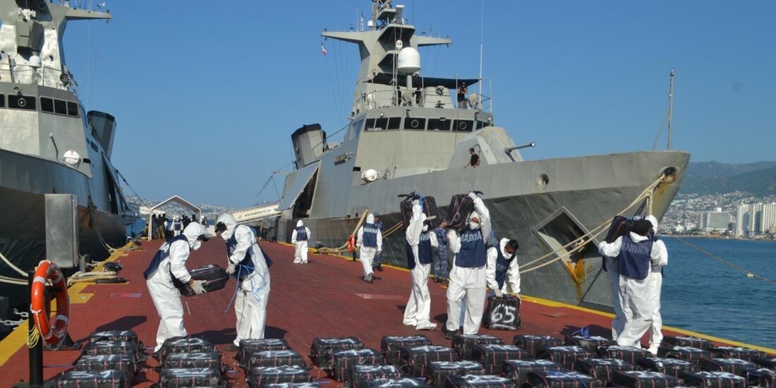 Elementos de la Secretaría de Marina tras asegurar supuesta droga en Guerrero.