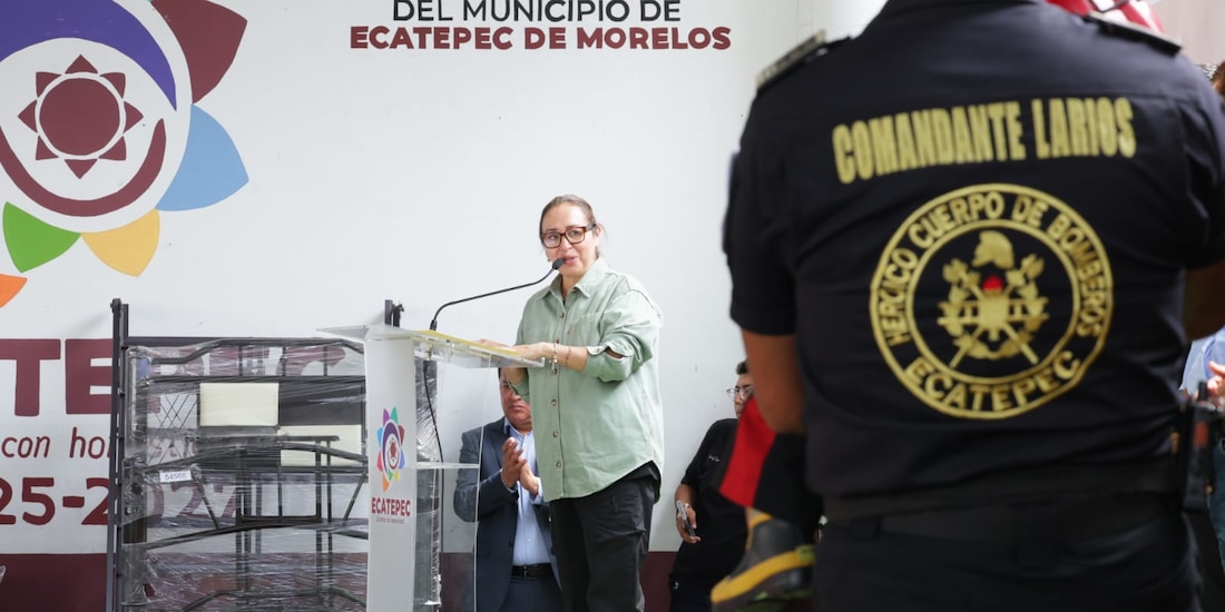 La alcaldesa de Ecatepec, Azucena Cisneros, en el 50 aniversario del Cuerpo de Bomberos del municipio.