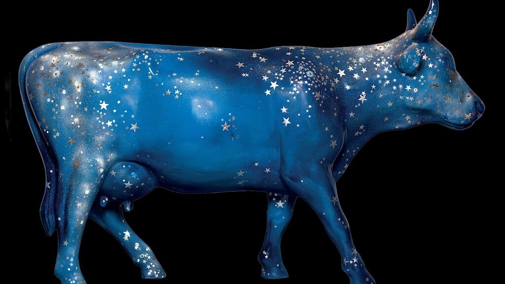 La Vía Láctea, intervención sobre vaca en fibra de vidrio, tamaño natural, 2005.