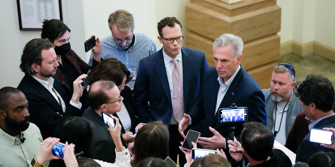 El presidente de la Cámara de Representantes, el republicano Kevin McCarthy, habla con la prensa sobre el estado de las negociaciones para elevar el tope del endeudamiento, en el Capitolio, Washington, sábado 27 de mayo de 2023.