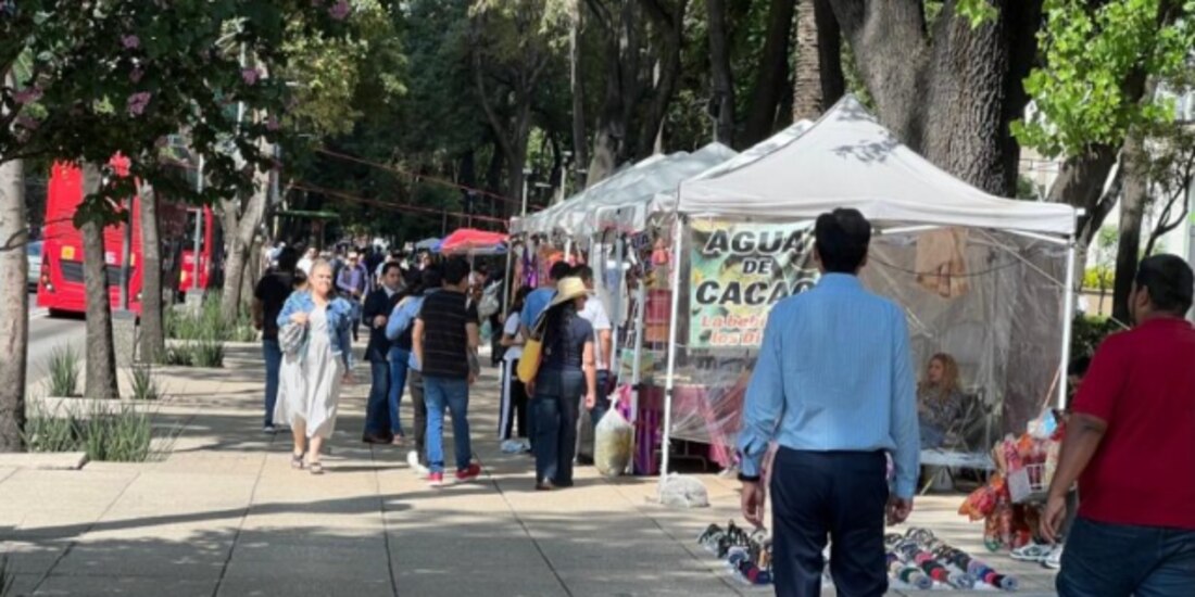 Vendedores ambulantes ofrecen distintos productos a quienes circulan sobre Paseo de la Reforma, ayer.