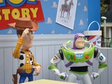 Woody y Buzz Lightyear son algunos de los personajes presentes en la casa.