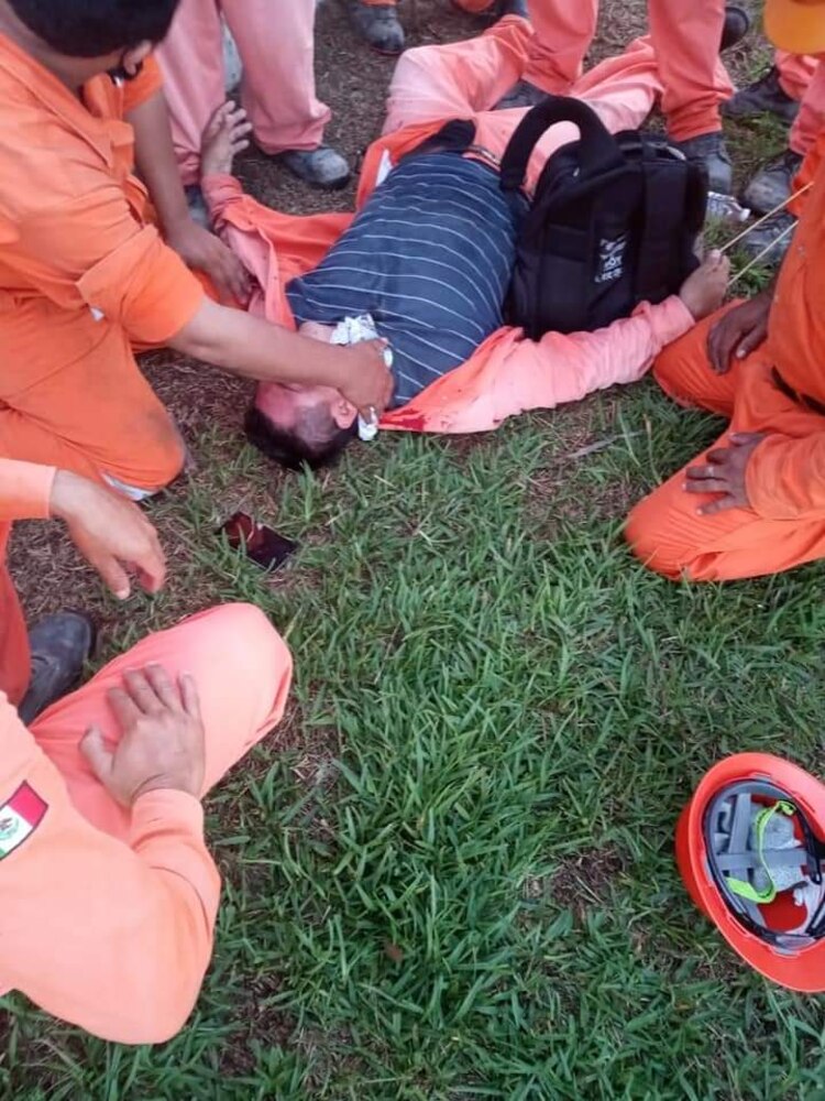 Uno de los heridos es auxiliado por sus compañeros, ayer.