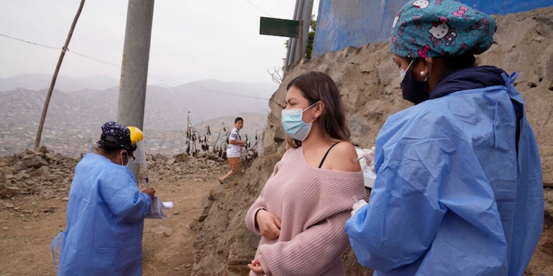 En regiones como Perú, implementan vacunación casa por casa, para mejorar tasas de protección.