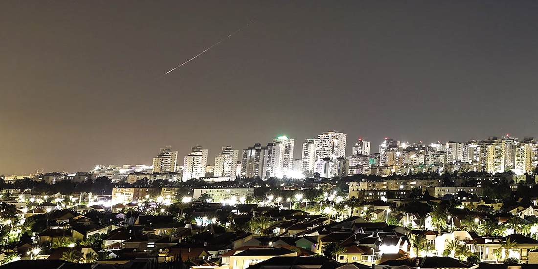 ESTELA DE LUZ de un misil durante un ataque iraní hacia Israel, ayer.