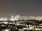 ESTELA DE LUZ de un misil durante un ataque iraní hacia Israel, ayer.