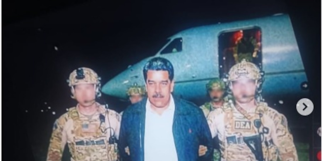 Nicolás Maduro es llevado por dos elementos de seguridad.