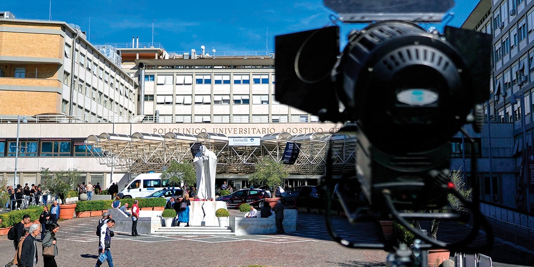 La Policlínica Agostino Gemelli, donde el Papa se encuentra hospitalizado, ayer.