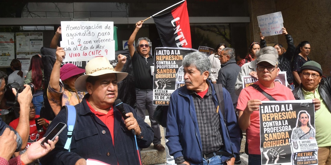 Maestros de la Secciones 9, 10, 11 y 60 de la CNTE se manifestaron al exterior de la Coordinación General de Recursos Humanos de la SEP