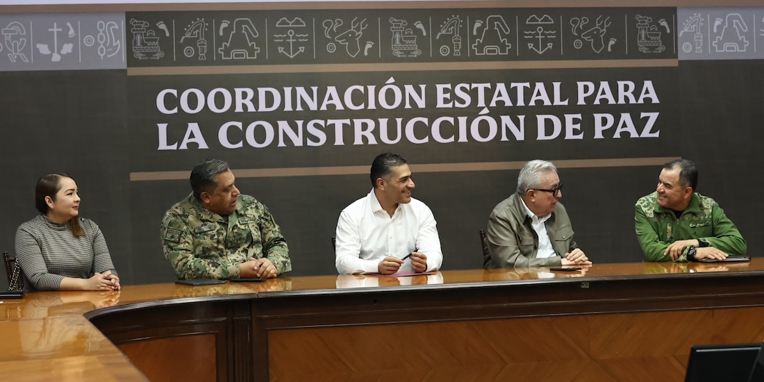 El secretario de Seguridad, Omar García Harfuch (c), el martes, en la Mesa de Paz.