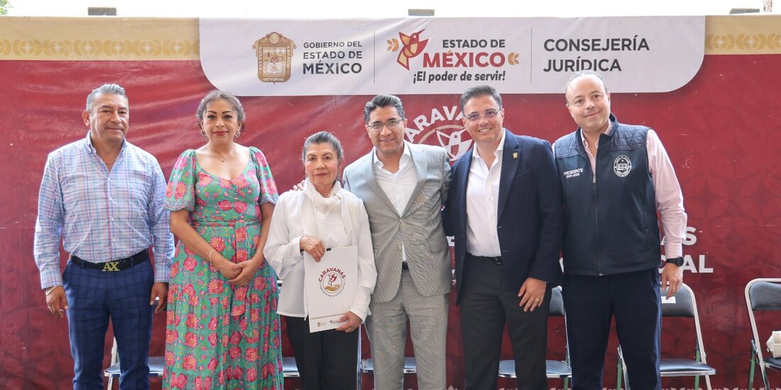 Funcionarios del Gobierno del Edomex y el PJEM, con beneficiarios, ayer.