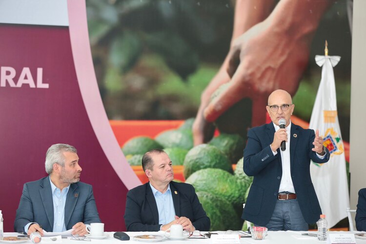 Alfredo Ramírez Bedolla, gobernador de Michoacán (izq.)