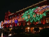 La decoración de la conmemoración de los 500 años de la caída de Tenochtitlan se compone de cuatro conjuntos luminosos en los edificios de Gobierno.