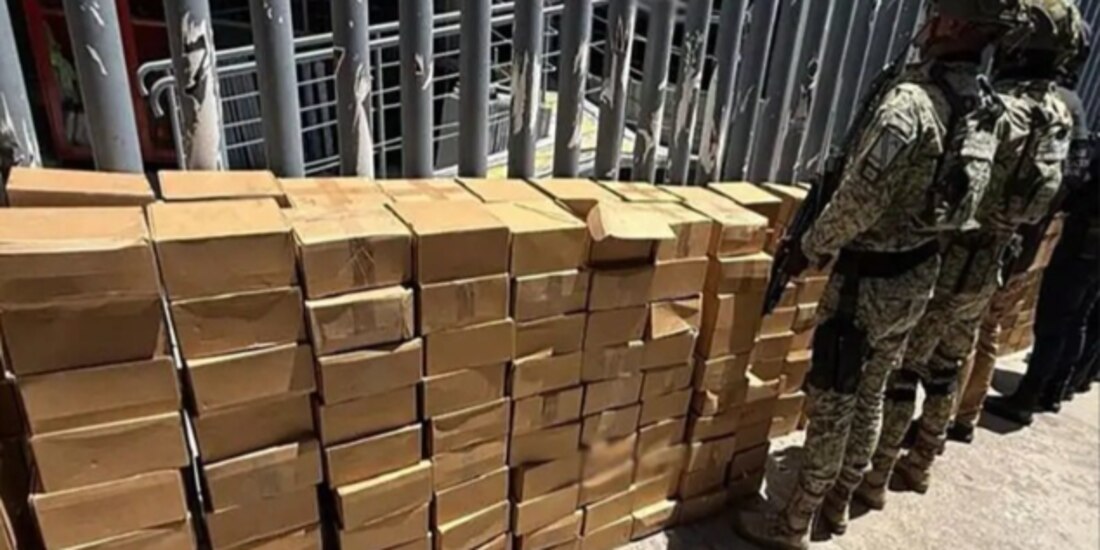 Elementos de la Defensa resguardan la metanfetamina incautada, ayer.