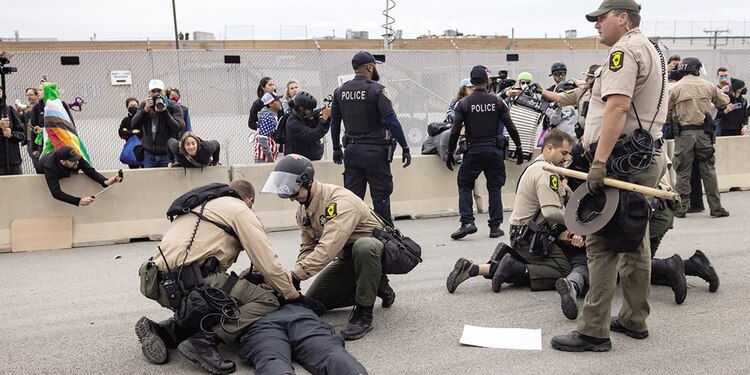 Policía Estatal de Illinois detiene a varias personas tras un enfrentamiento con manifestantes cerca de las instalaciones del ICE, el viernes.