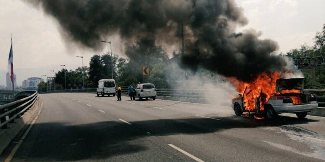 Se incendia taxi en segundo piso del Periférico