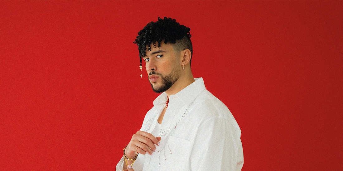 Benito Antonio Martínez Ocasio, conocido artísticamente como Bad Bunny, es un rapero, cantante, compositor y productor puertorriqueño. Su estilo de música es generalmente definido como trap latino y reguetón, pero también ha interpretado otros géneros como kizomba. Se caracteriza por su entonación grave, sin ninguna técnica vocal y su estilo de vestir.