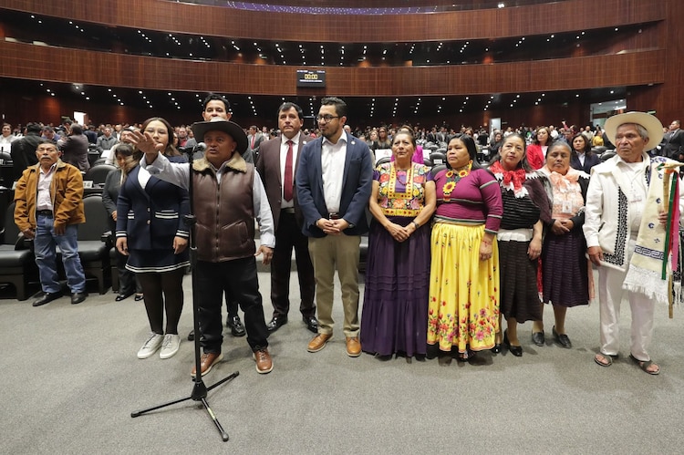 Luis Morales Flores rindió protesta como diputado federal.