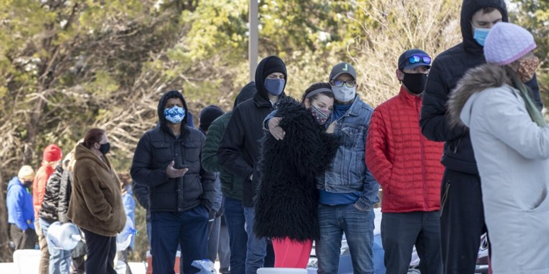 Ante la escasez de agua potable, algunos pobladores de las ciudades afectadas por las tormentas invernales deben hervir el agua antes de poder consumirla